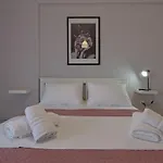 John's Luxury Paralía