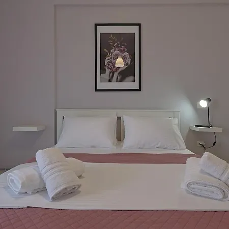 John's Luxury Paralía